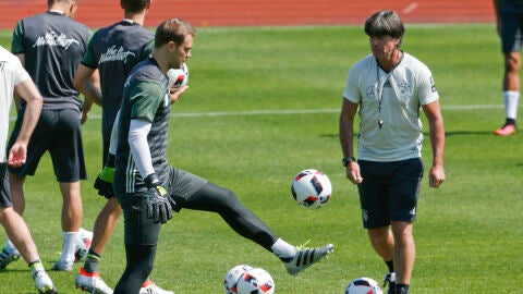Joachim L&ouml;w y Manuel Neuer, en un entrenamiento de la selecci&oacute;n alemana