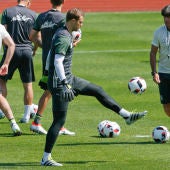 Joachim Löw y Manuel Neuer, en un entrenamiento de la selección alemana