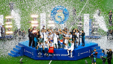 Los jugadores del Real Madrid celebran su decimotercera copa de la UEFA Champions 