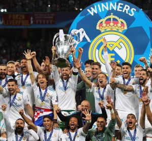 El capitán del Real Madrid, Sergio Ramos, levanta el trofeo tras ganar la final de la UEFA Champions League entre Real Madrid y Liverpool FC en el estadio NSC Olimpiyskiy en Kiev, Ucrania, el 26 de mayo de 2018. El capitán del Real Madrid, Sergio Ramos, levanta el trofeo tras ganar la final de la UEFA Champions League entre Real Madrid y Liverpool FC en el estadio NSC Olimpiyskiy en Kiev, Ucrania, el 26 de mayo de 2018.