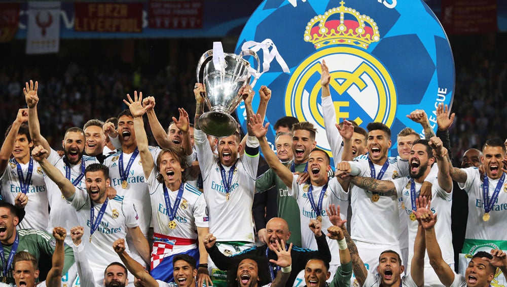 El capitán del Real Madrid, Sergio Ramos, levanta el trofeo tras ganar la final de la UEFA Champions League entre Real Madrid y Liverpool FC en el estadio NSC Olimpiyskiy en Kiev, Ucrania, el 26 de mayo de 2018. 
