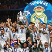 El capitán del Real Madrid, Sergio Ramos, levanta el trofeo tras ganar la final de la UEFA Champions League entre Real Madrid y Liverpool FC en el estadio NSC Olimpiyskiy en Kiev, Ucrania, el 26 de mayo de 2018. 