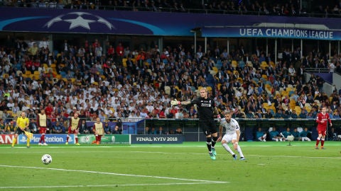 Benzmea, en el momento de anotar el 1-0 ante Karius