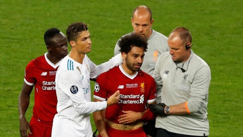 Mohamed Salah abandona entre l&aacute;grimas la final de la Champions