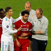 Mohamed Salah abandona entre lágrimas la final de la Champions