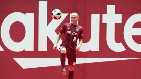Iniesta en su presentaci&oacute;n con el Vissel Kobe