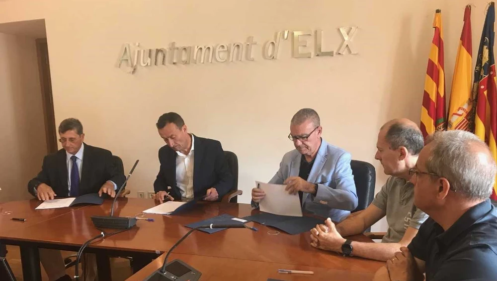 Momento de la firma del convenio entre el Ayuntamiento de Elche y la UMH para la creación del campus tecnológico