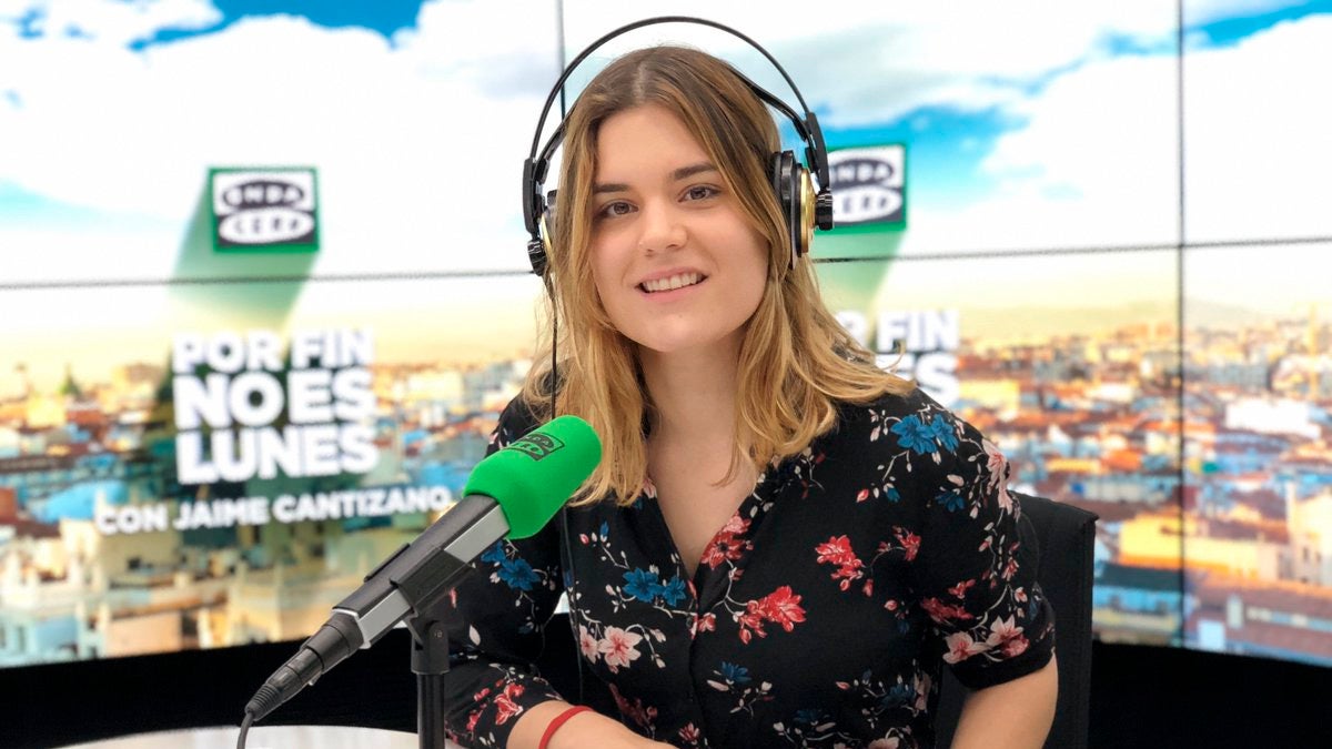 Elvira Sastre: "Mis poemas son pequeñas pistas que me doy a mi yo del futuro" Elvira Sastre: "Mis poemas son pequeñas pistas que me doy a mi yo del futuro"