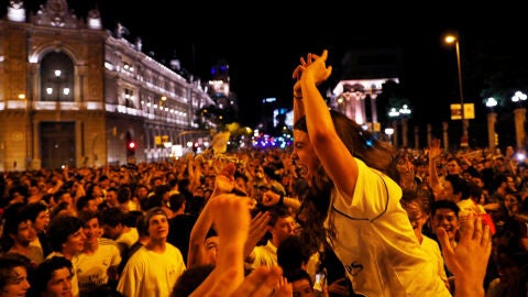Aficionados del Real Madrid celebran la 13&ordf; Champions en Cibeles