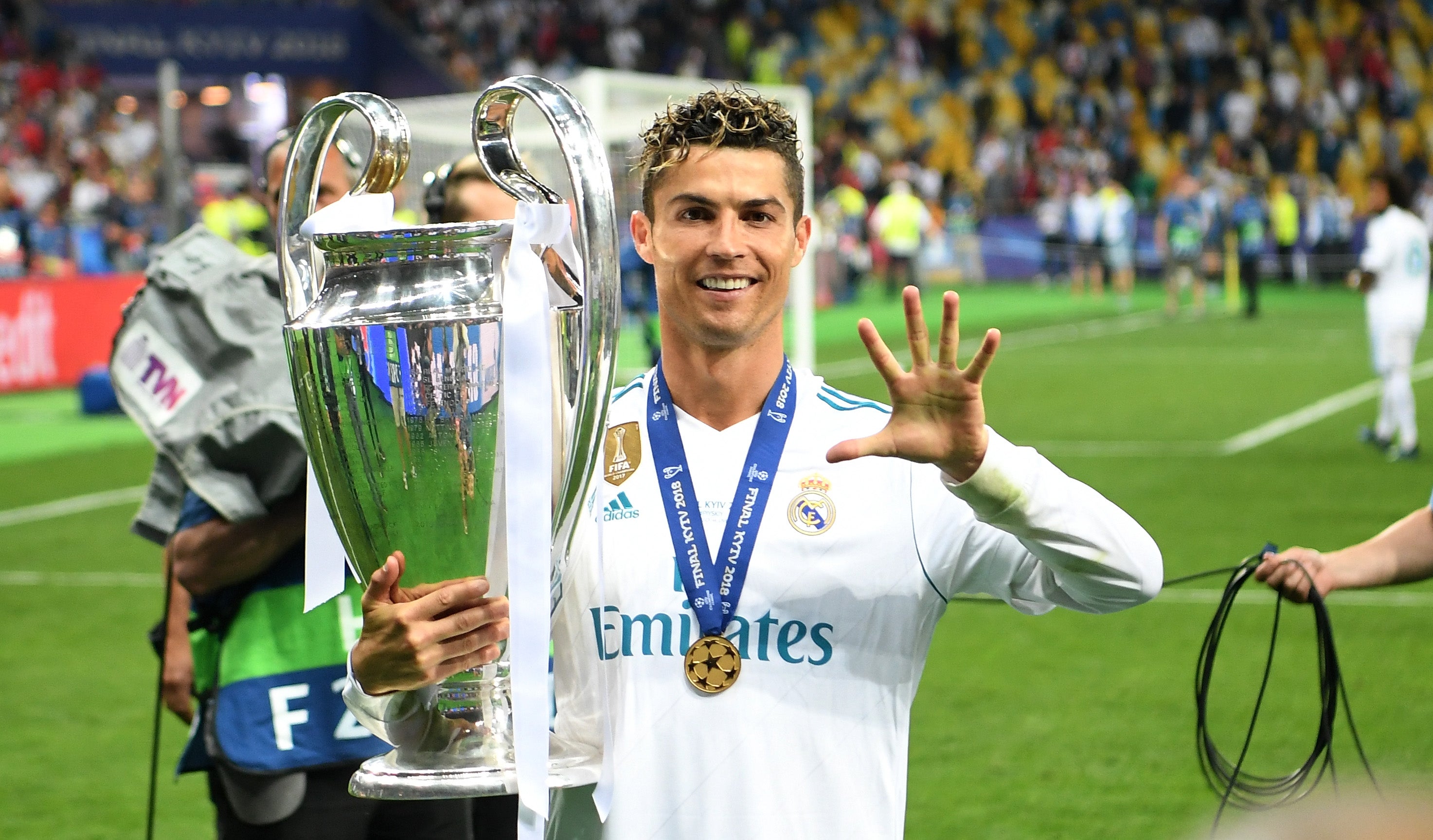 ¿Cuáles son los motivos que llevaron a Cristiano a dejar la duda de su futuro tras la final de Champions? ¿Cuáles son los motivos que llevaron a Cristiano a dejar la duda de su futuro tras la final de Champions?