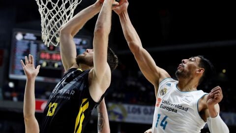  Mikey Tobey es taponado por Gustavo Ay&oacute;n