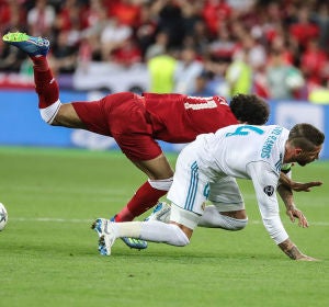 Mohamed Salah y Sergio Ramos caen durante la final Mohamed Salah y Sergio Ramos caen durante la final
