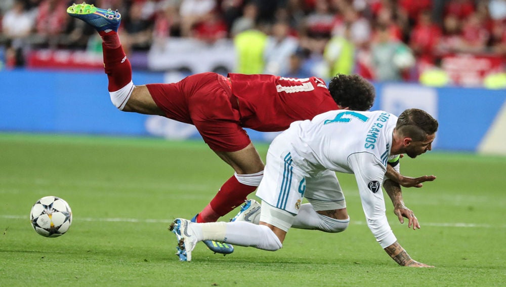Mohamed Salah y Sergio Ramos caen durante la final 