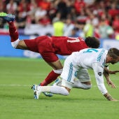 Mohamed Salah y Sergio Ramos caen durante la final 