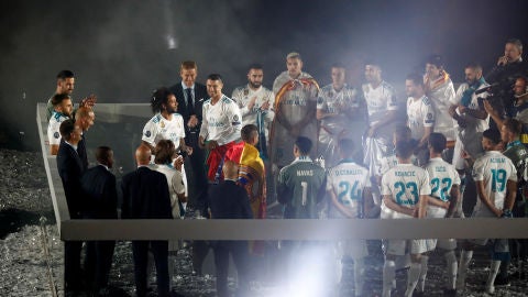Cristiano Ronaldo, en el centro del Bernab&eacute;u rodeado por su compa&ntilde;eros