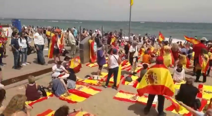 Toallas de la bandera de España para protestar contra las cruces amarillas en las playas Toallas de la bandera de España para protestar contra las cruces amarillas en las playas