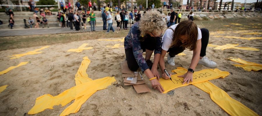 La convocatoria de plantada de cruces amarillas en la playa de Mataró La convocatoria de plantada de cruces amarillas en la playa de Mataró