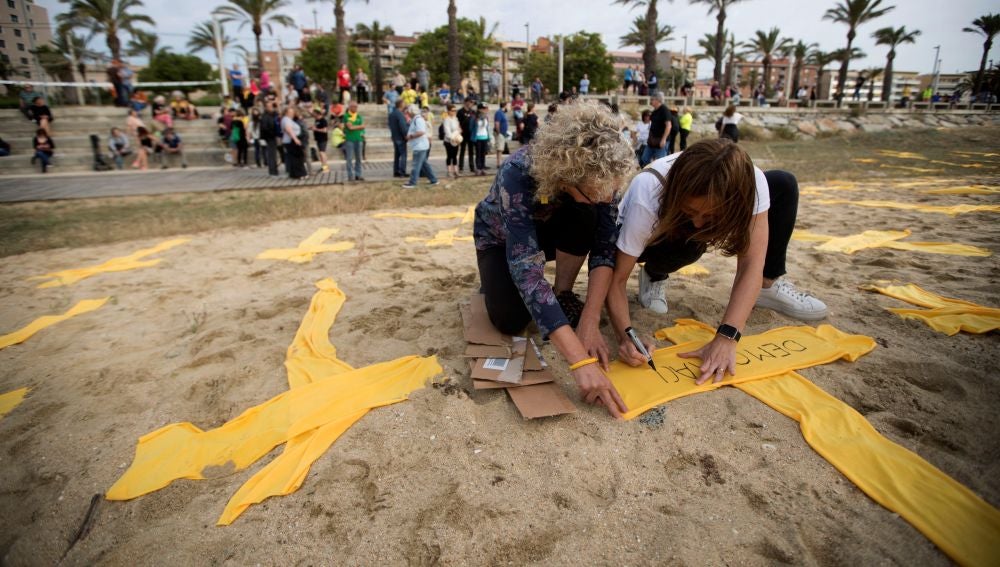  La convocatoria de plantada de cruces amarillas en la playa de Mataró 