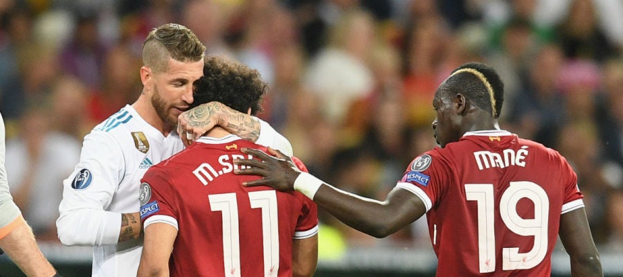 Sergio Ramos abraza a Salah Sergio Ramos abraza a Salah