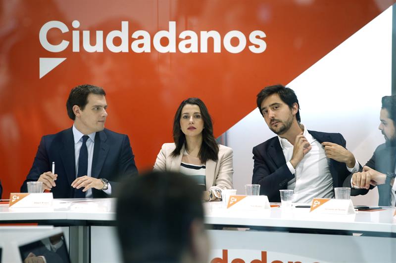 Rivera ofrece a Rajoy pactar elecciones en otoño o apoyará una moción con un candidato independiente Rivera ofrece a Rajoy pactar elecciones en otoño o apoyará una moción con un candidato independiente
