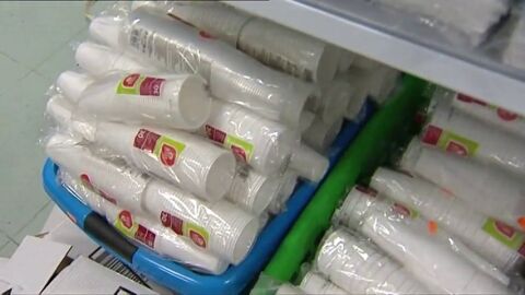 Bruselas propone prohibir los platos, cubiertos, bastoncillos y pajitas para beber de pl&aacute;stico 