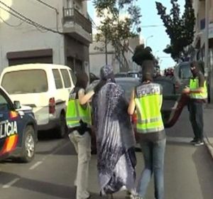 Momento en el que la yihadista española, Silvia Celestín, es detenida en Lanzarote en 2015 Momento en el que la yihadista española, Silvia Celestín, es detenida en Lanzarote en 2015
