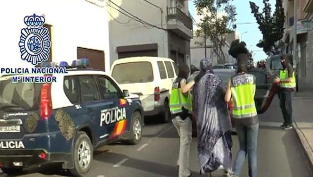 Momento en el que la yihadista española, Silvia Celestín, es detenida en Lanzarote en 2015  