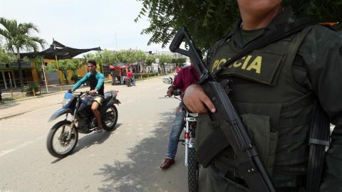 Un polic&iacute;a en Colombia