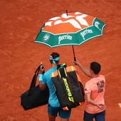 Rafa Nadal abandona la Philippe Chatrier bajo un paraguas Rafa Nadal abandona la Philippe Chatrier bajo un paraguas
