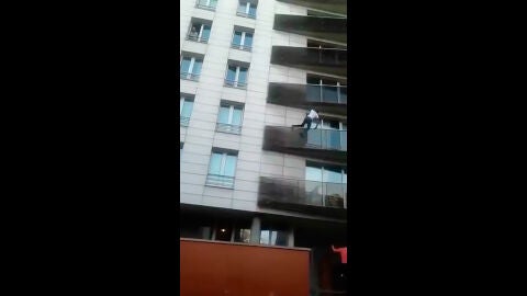 Un inmigrante maliense escala un edificio en Par&iacute;s para salvar a un ni&ntilde;o