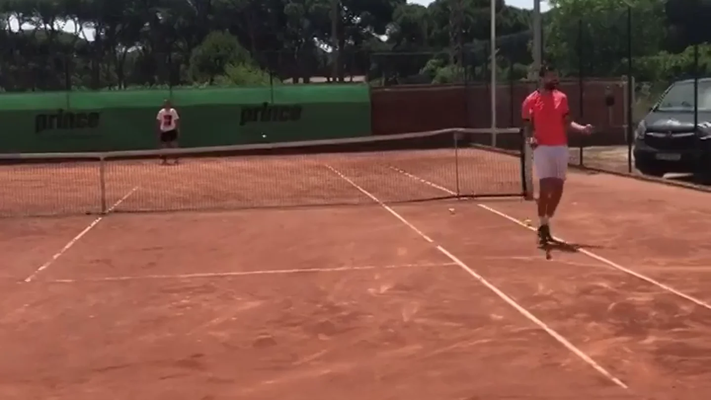 Piqué se pasa al tenis: golpe de derecha y dejada a lo Rafa Nadal Piqué se pasa al tenis: golpe de derecha y dejada a lo Rafa Nadal