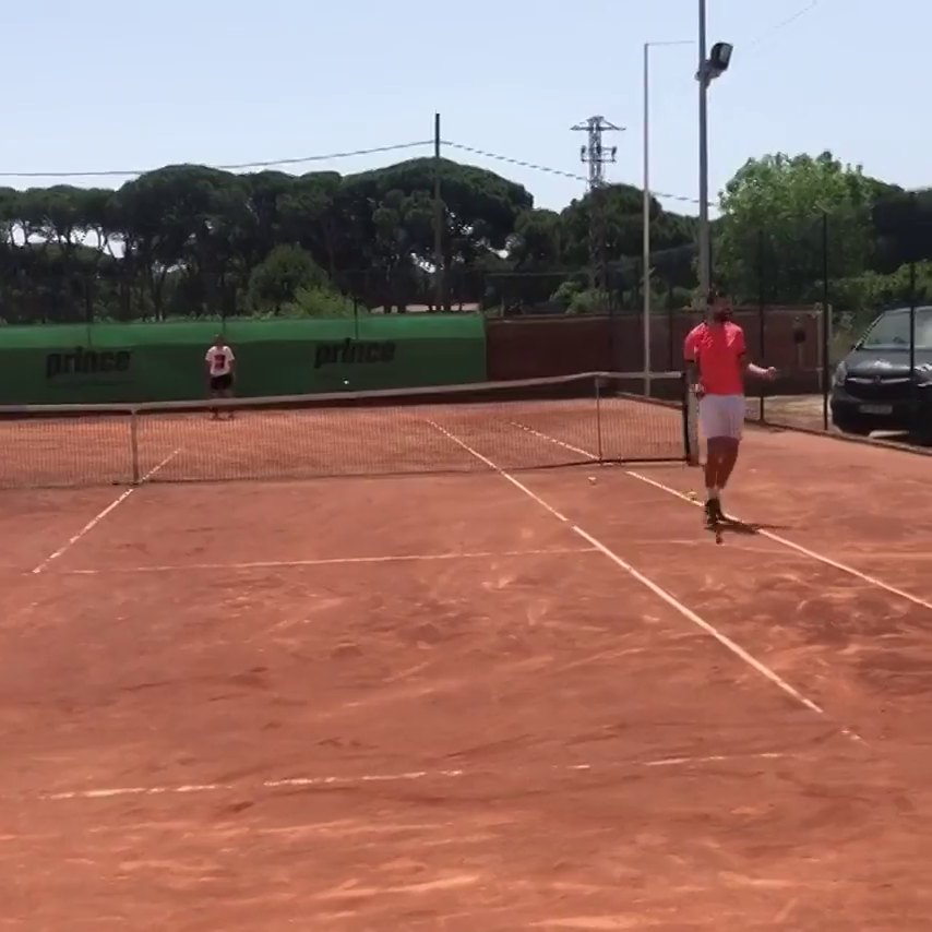 Piqué se 'pasa' al tenis: dejada y golpe de derecha a lo Rafa Nadal Piqué se 'pasa' al tenis: dejada y golpe de derecha a lo Rafa Nadal