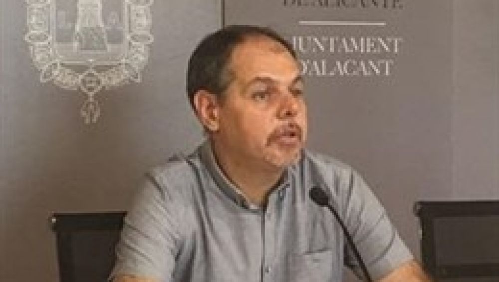Víctor Domiguez renuncia a su acta de concejal