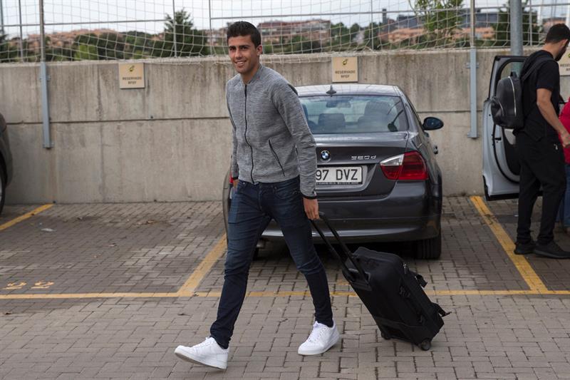 Primer saludo como rojiblancos entre Diego Costa y Rodri a su llegada a la concentración de la Selección Primer saludo como rojiblancos entre Diego Costa y Rodri a su llegada a la concentración de la Selección