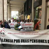 Las manifestación conjunta “Palencia por unas pensiones dignas” y “Nos duele la sanidad” discurre por los soportales de la Calle Mayor Las manifestación conjunta “Palencia por unas pensiones dignas” y “Nos duele la sanidad” discurre por los soportales de la Calle Mayor