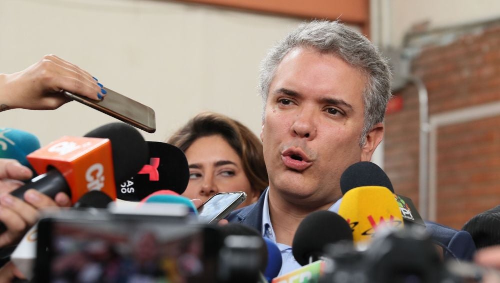  El presidente colombiano, Iván Duque, habla con la prensa