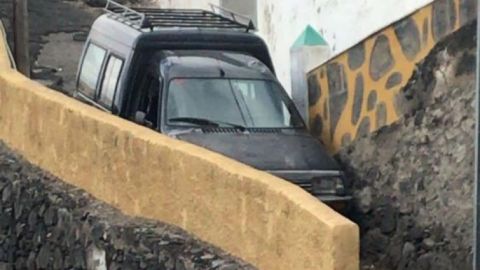 Coche atrapado en una calle