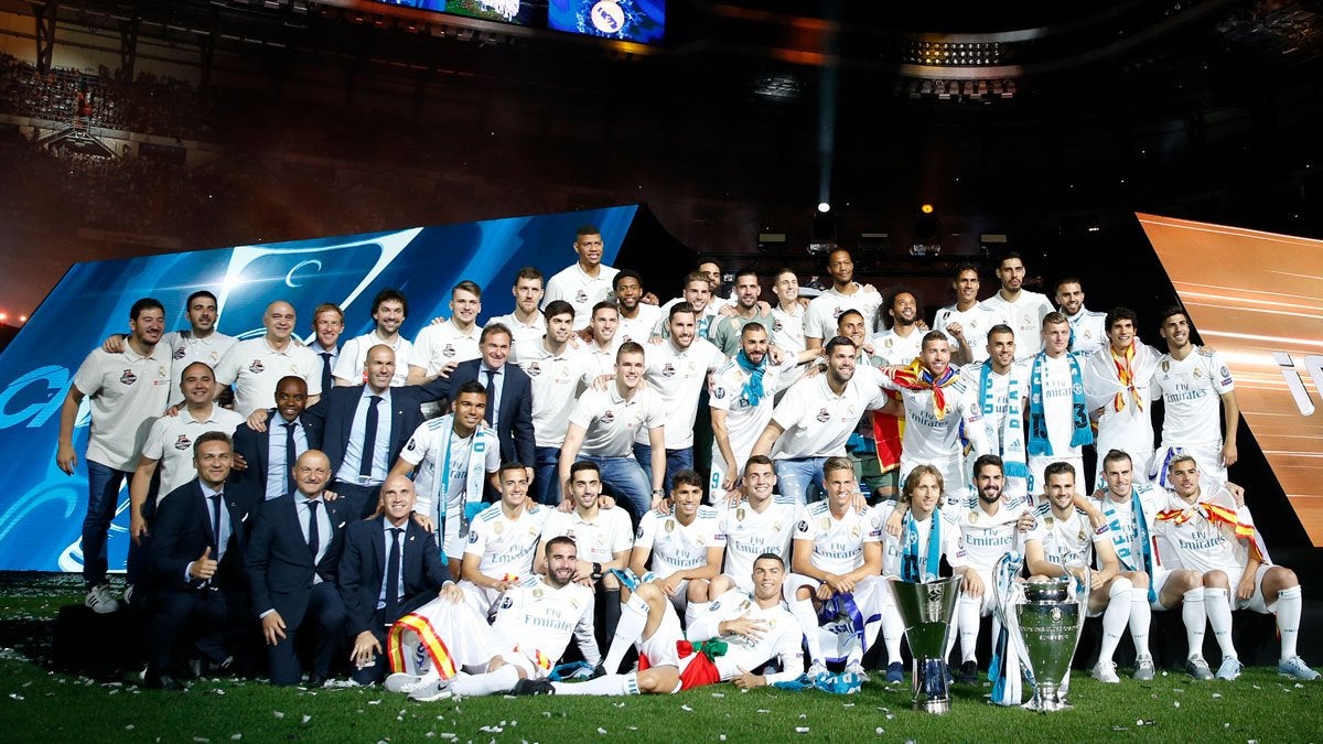 Una foto histórica para el deporte europeo: los campeones de fútbol y baloncesto del Real Madrid, juntos en el Bernabéu Una foto histórica para el deporte europeo: los campeones de fútbol y baloncesto del Real Madrid, juntos en el Bernabéu