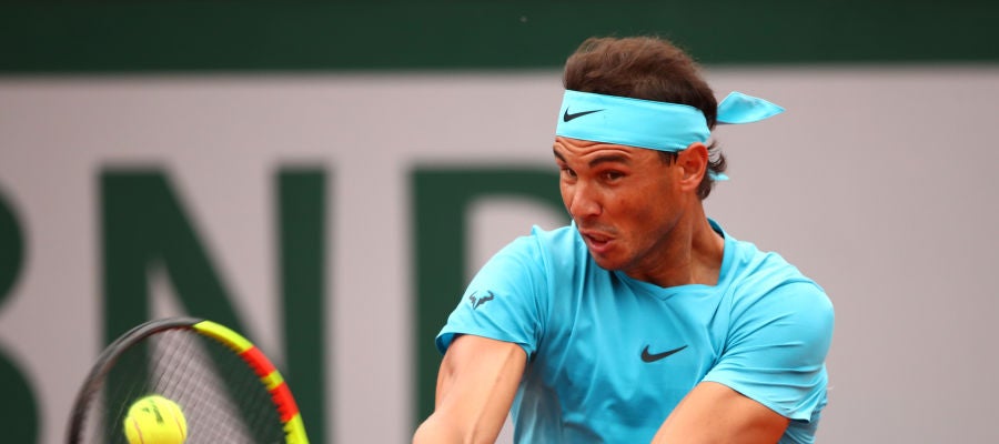Nadal, en acción en su debut en Roland Garros frente a Bolelli Nadal, en acción en su debut en Roland Garros frente a Bolelli