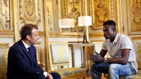 Emmanuel Macron se re&uacute;ne con Mamoudou Gassama, el inmigrante maliense que escal&oacute; un edificio para rescatar a un ni&ntilde;o en Par&iacute;s