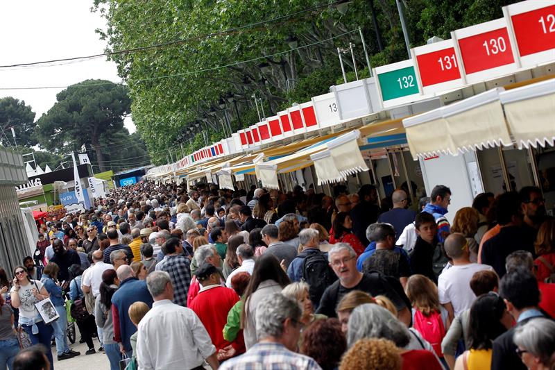 Rubén Amón indulta al autor semifamosos en la Feria del Libro: "Se encuentra constreñido a organizar una estrategia de supervivencia" Rubén Amón indulta al autor semifamosos en la Feria del Libro: "Se encuentra constreñido a organizar una estrategia de supervivencia"