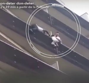 Un hombre se juega la vida para salvar a un niño de cuatro años que se quedó colgando de un balcón en París Un hombre se juega la vida para salvar a un niño de cuatro años que se quedó colgando de un balcón en París