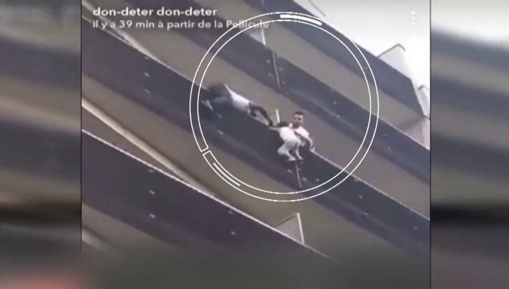 Un hombre se juega la vida para salvar a un niño de cuatro años que se quedó colgando de un balcón en París