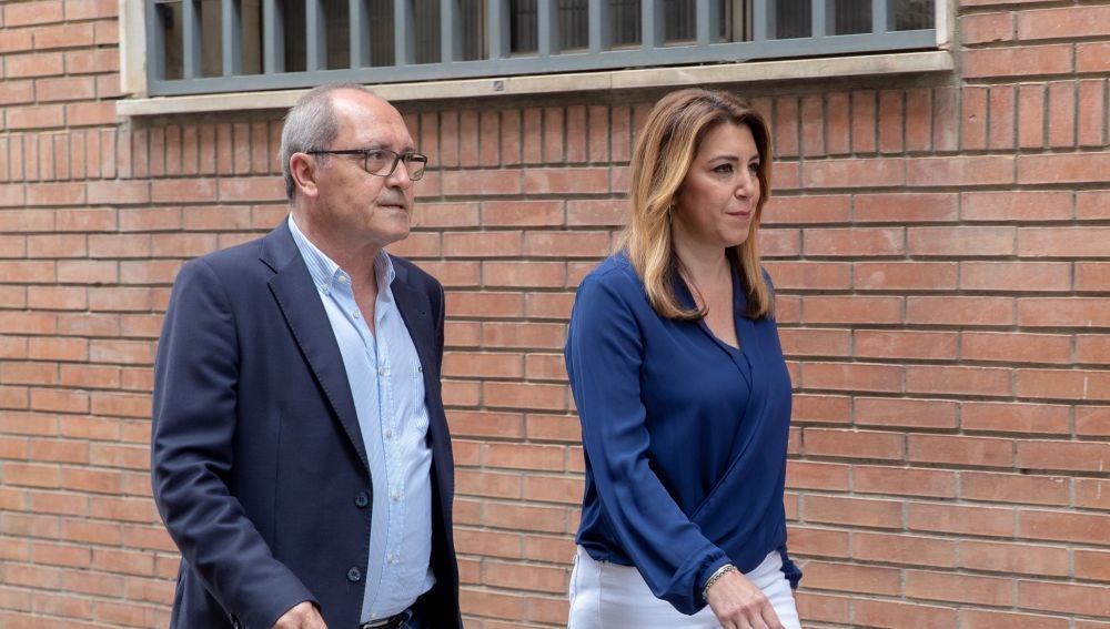 La presidenta de la Junta y secretaria general de los socialistas andaluces, Susana Díaz, junto al secretario de Organización, Juan Cornejo (i)