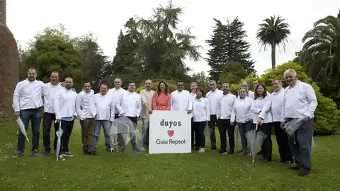 Cocineros asturianos de la Guía Repsol Entrega de las chaquetillas de Juan Duyos a los cocineros con sol de Asturias