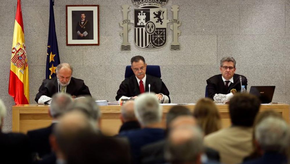 El presidente del tribunal, Ángel Hurtado (c), junto a los magistrados José Ricardo de Prada (d) y Julio de Diego (i), 