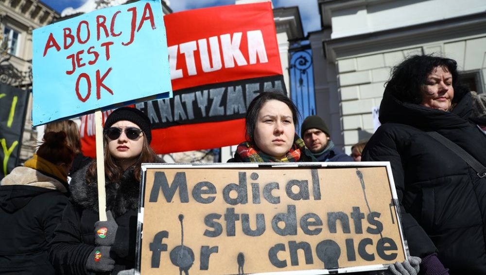 Representantes del comité estudiantil antifascista partidarios de la huelga general femenina contra el endurecimiento de la ley del aborto en Polonia