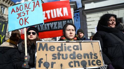 Representantes del comit&eacute; estudiantil antifascista partidarios de la huelga general femenina contra el endurecimiento de la ley del aborto en Polonia