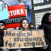Representantes del comité estudiantil antifascista partidarios de la huelga general femenina contra el endurecimiento de la ley del aborto en Polonia