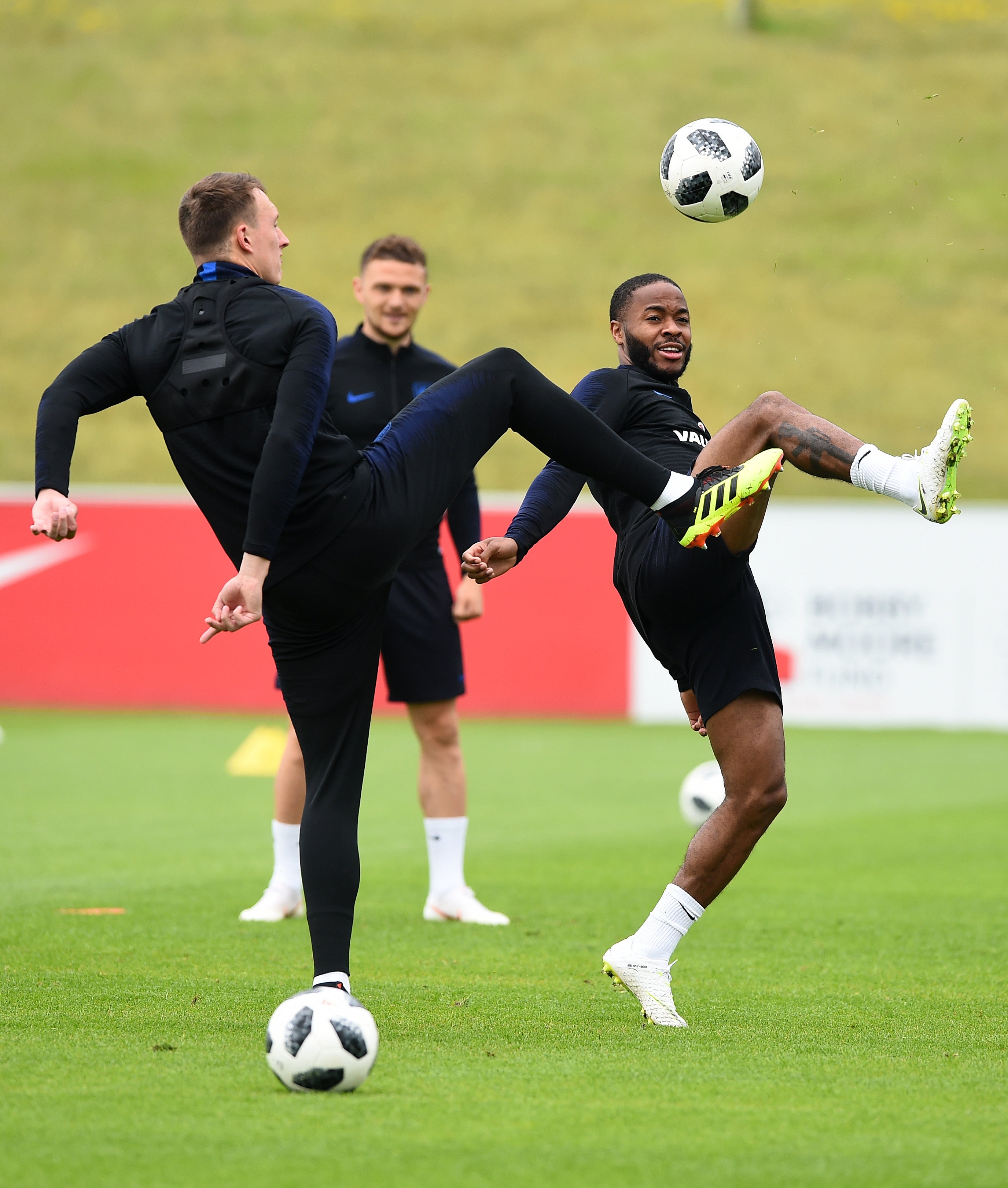 Sterling y su tatuaje de un arma en su pierna causan polémica en Inglaterra Sterling y su tatuaje de un arma en su pierna causan polémica en Inglaterra
